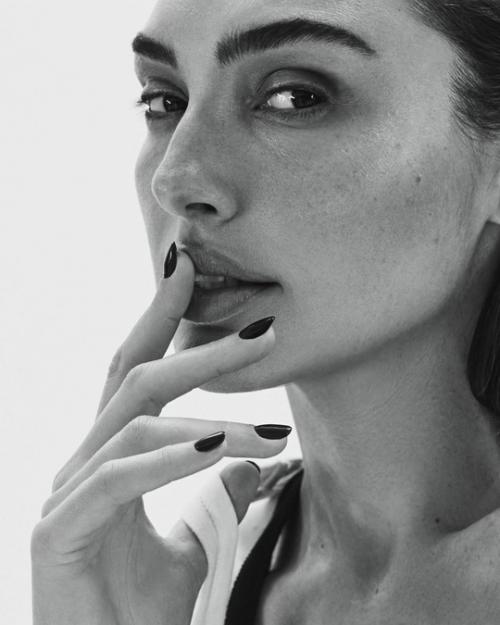 Галь гадот стала главной героиней фотосессии для мартовского номера Harper's Bazaar Spain 2025. 03