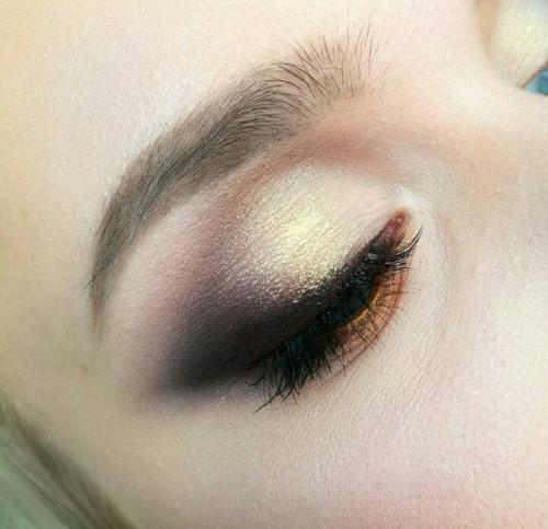 Милые девушки, есть возможность записаться на такие прически и макияж. 04