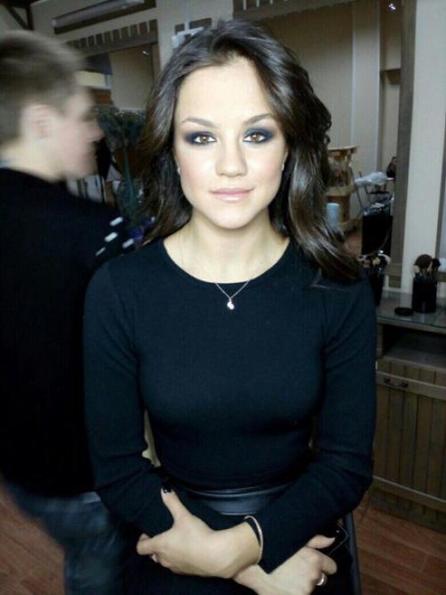 Сегодня наши ученицы познакомятся с самым популярным и крутым макияжем. 01 Сегодня наши ученицы познакомятся с самым популярным и крутым макияжем. 01