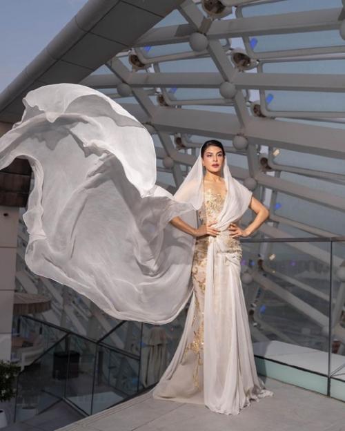 - снимки в образе для церемонии Iifa Awards 2023. 01