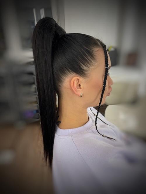 Любимая прическа популярных блогеров, звезд - косички с колечками. 04