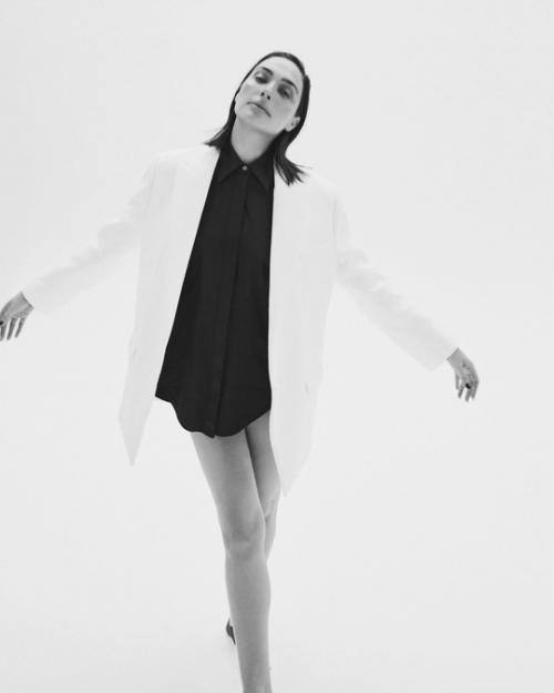 Галь гадот стала главной героиней фотосессии для мартовского номера Harper's Bazaar Spain 2025. 07