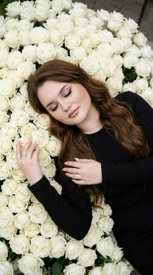 Создай не меняя черты лица. 01