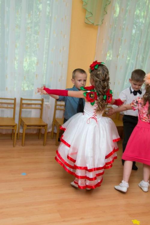 Девушки, дополнить ваш образ макияжем и прической на выпускной вечер. 07