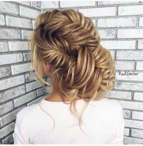 Милые девушки, есть возможность записаться на такие прически и макияж. 08