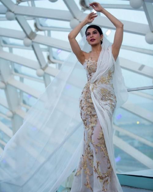 - снимки в образе для церемонии Iifa Awards 2023. 02