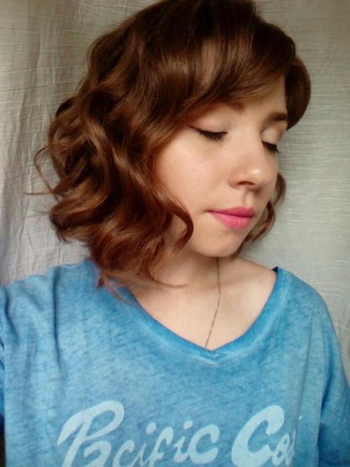 Кожа вокруг глаз очень тонкая, поэтому не жалей сил по уходу за ней, даже если зловещие морщинки отсутствуют. 04