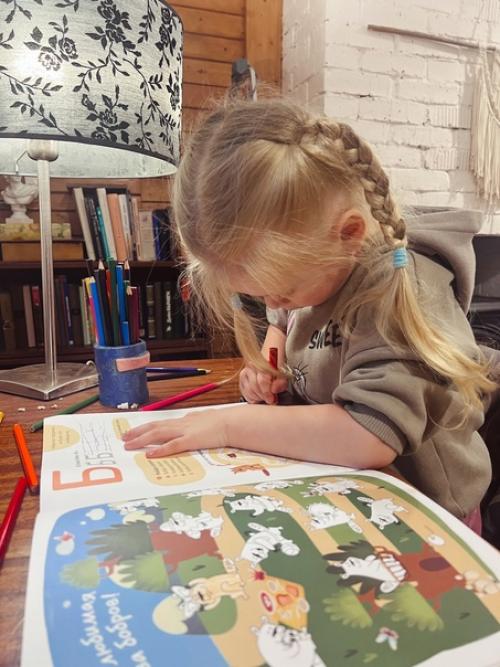 Вечер одного дня Елизаветы: рисовашки, прогулки, учеба с папой по шахматам, песенка про алфавит, выходы из лабиринтов и нахождения отличий. 01