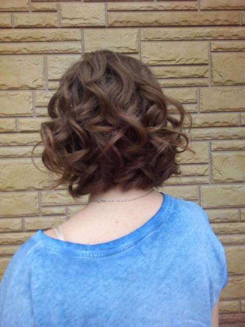 Кожа вокруг глаз очень тонкая, поэтому не жалей сил по уходу за ней, даже если зловещие морщинки отсутствуют. 06