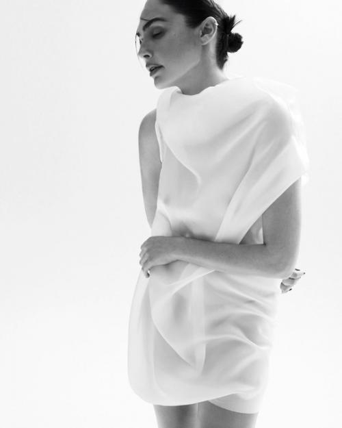 Галь гадот стала главной героиней фотосессии для мартовского номера Harper's Bazaar Spain 2025. 02