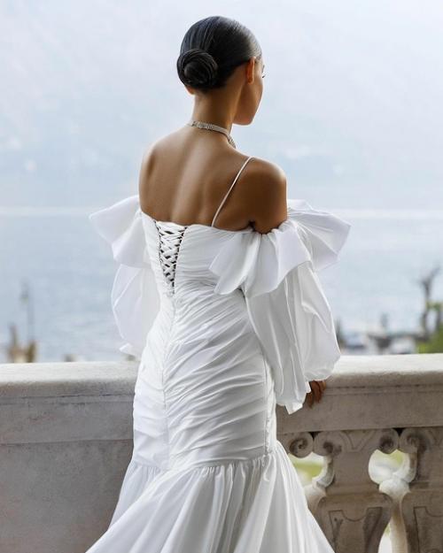 Минимализм - это тот самый стиль свадебной моды, который однозначно будет к лицу каждой невесте. 01