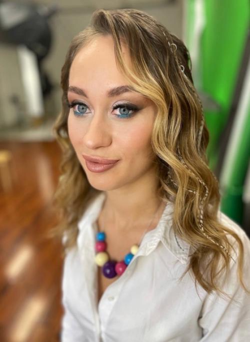 Любимая прическа популярных блогеров, звезд - косички с колечками. 03