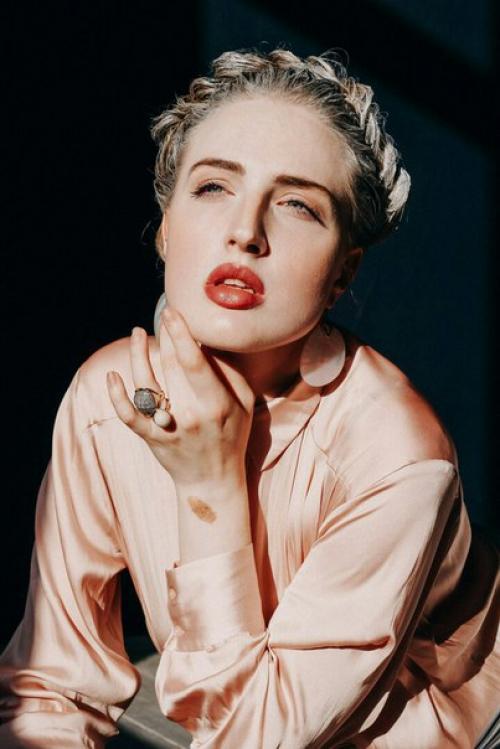 Всем нихао!  Я сертифицированный мастер - визажист и с радостью помогу алкокисам/котам стать еще прекраснее! 01