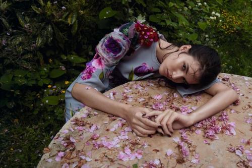 Wild Garden: Ванесса муди в фотосессии Камиллы акранс для Vogue China August 2016. 04