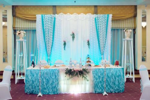 Я им объясняю, что в свадебном оформлении так же есть модные тенденции и так оформляли в эпоху мам. 01