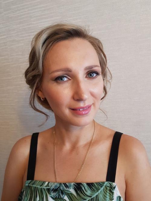 Сделана прическа - пучок и макияж. 01