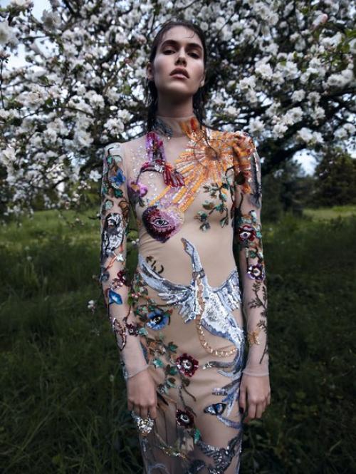 Wild Garden: Ванесса муди в фотосессии Камиллы акранс для Vogue China August 2016. 03