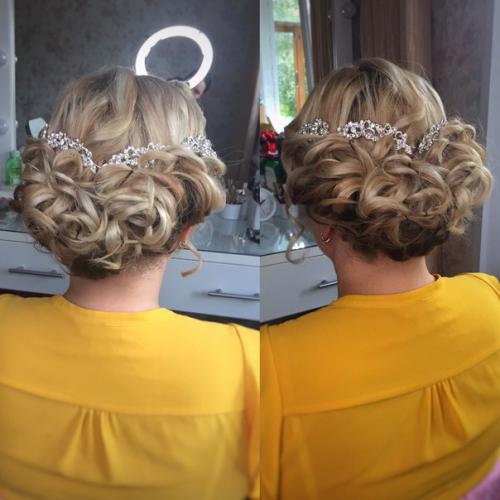 Всем здравствуйте!  Я визажист и стилист по причёскам, буду рада вам помочь создать образ на любой случай жизни, по приятным ценам: 03