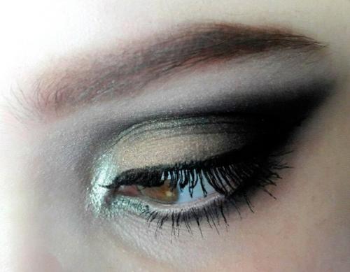 Всем нихао!  Я сертифицированный мастер - визажист и с радостью помогу алкокисам/котам стать еще прекраснее! 02