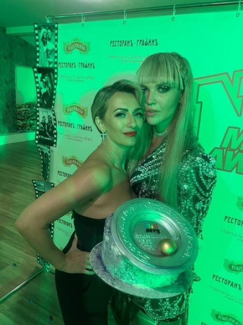 Недавно была на тематической вечеринке по случаю дня рождения прекрасной Натальи счастливой. 03