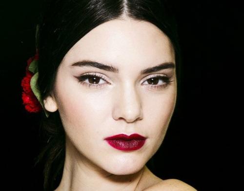 В косметичке каждой девушки должна быть яркая помада? 01