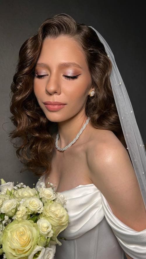 Макияж и прическа на свадьбу играют ключевую роль в создании образа невесты, подчеркивая ее красоту и индивидуальность. 01 Макияж и прическа на свадьбу играют ключевую роль в создании образа невесты, подчеркивая ее красоту и индивидуальность. 01