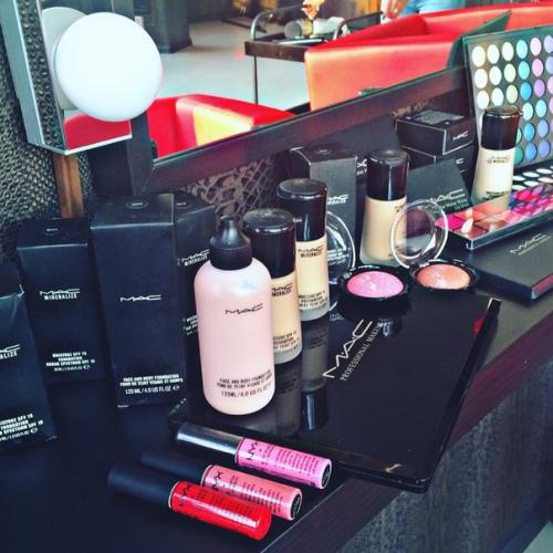 Грамотно подобранный макияж подчеркивает красоту и достоинства лица, скрывает недостатки и всегда привлекает внимание и взгляды окружающих. 01