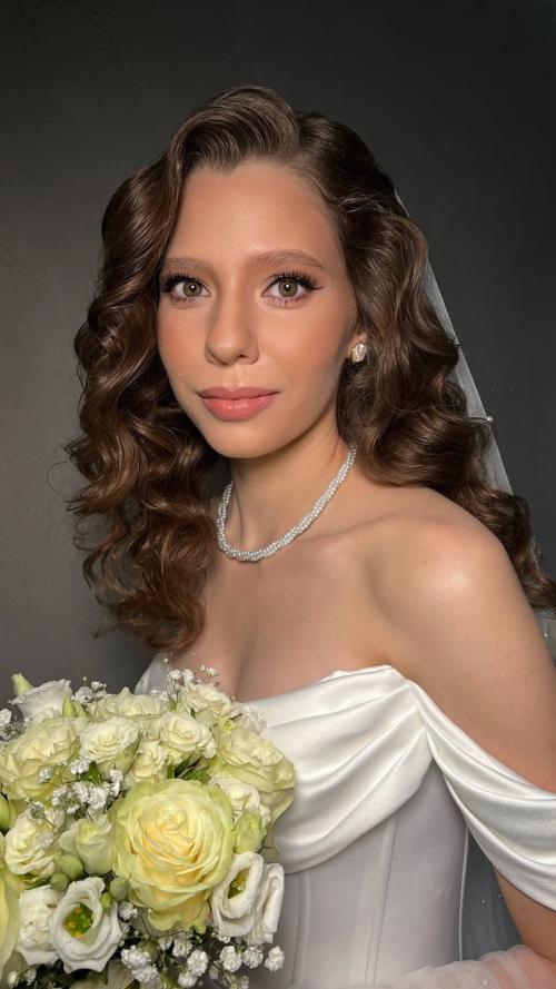 Макияж и прическа на свадьбу играют ключевую роль в создании образа невесты, подчеркивая ее красоту и индивидуальность. 03 Макияж и прическа на свадьбу играют ключевую роль в создании образа невесты, подчеркивая ее красоту и индивидуальность. 03