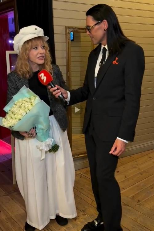 С заметным шрамом на лице и при поддержке супруга: преобразившаяся Алла Пугачева появилась на музыкальном фестивале в Юрмале. 04