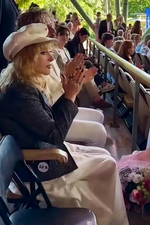 С заметным шрамом на лице и при поддержке супруга: преобразившаяся Алла Пугачева появилась на музыкальном фестивале в Юрмале.

