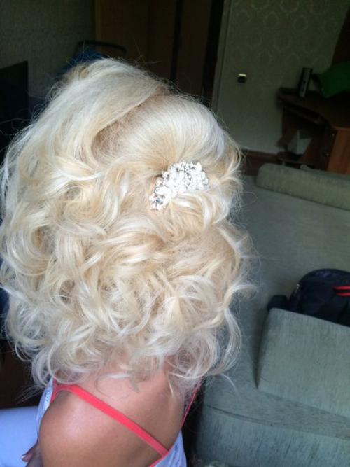 Свадебные и вечерние прически на любой случай (600 руб), объемные локоны (400 руб), макияж (400 руб) с накл. 04