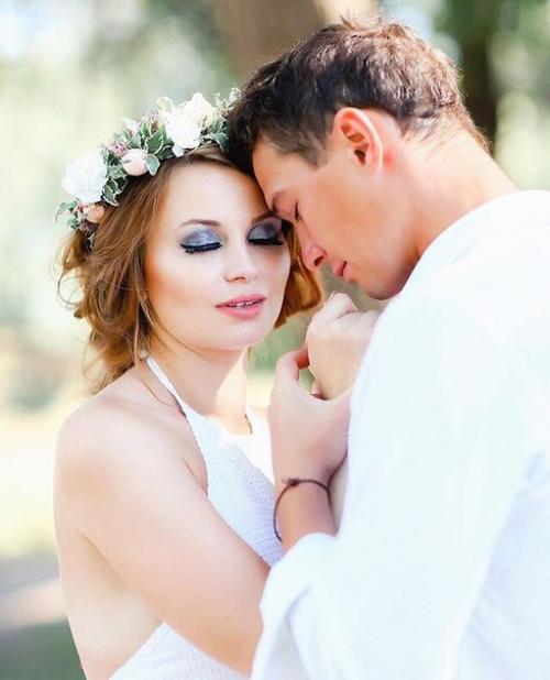 Свадебные и вечерние прически на любой случай (600 руб), объемные локоны (400 руб), макияж (400 руб) с накл. 02