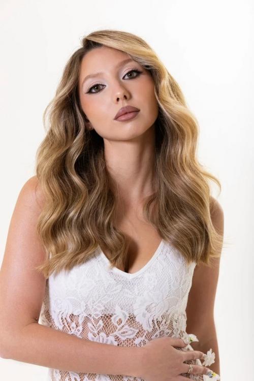 Рельефное окрашивание с мягким переходом оттенков, которое подчеркивает естественный объем и текстуру волос. 01