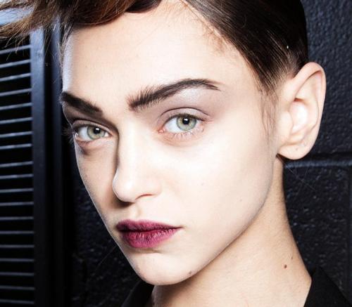 ? 10. Главных осенних тенденций в макияже, прическах и маникюре, которые мы предлагаем воплотить в жизнь: 01