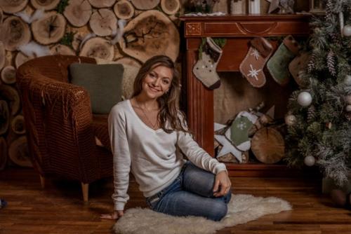 Хочу поблагодарить свою хорошую подругу и замечательного специалиста в своем деле Дарью коваль за макияж к фотосессии Семейные Ценности. 01