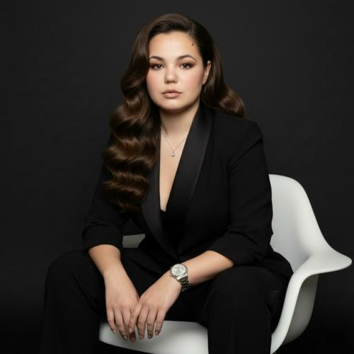 Создай фото не меняя черты лица и цвет волос. 01