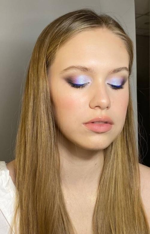 Продолжаем разговор про то, как мы можем меняться при помощи макияжа и причёски. 04