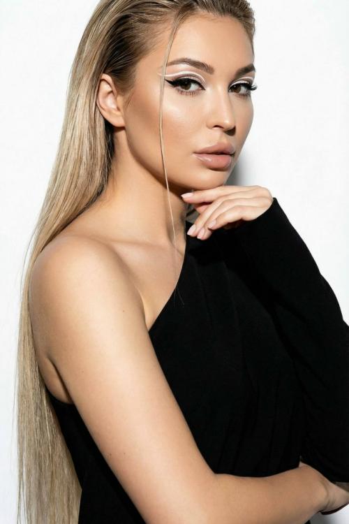 Не меняй черты лица.
