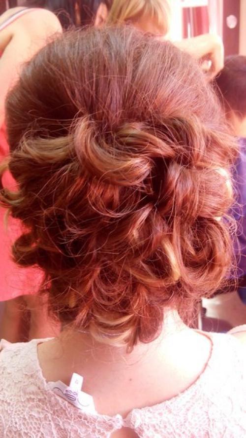 Я могу создать для вас неповторимый образ на любое торжество с помощью прически и макияжа с профессиональным подходом! 04