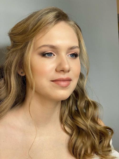 Продолжаем разговор про то, как мы можем меняться при помощи макияжа и причёски. 01