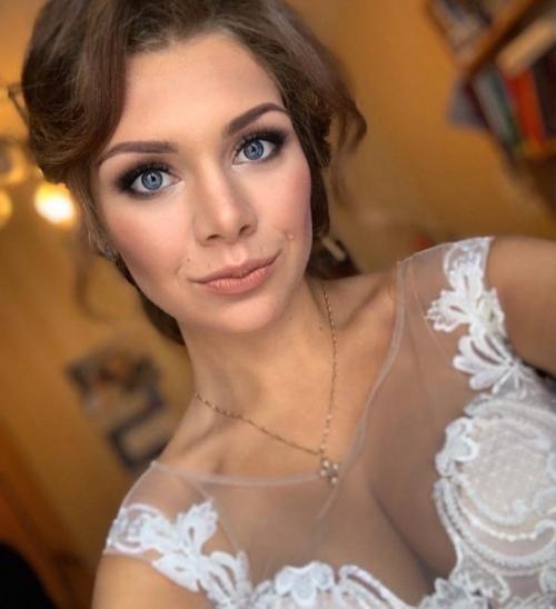 Прическу, укладку и макияж любой сложности теперь вы можете сделать в нашей студии. 03