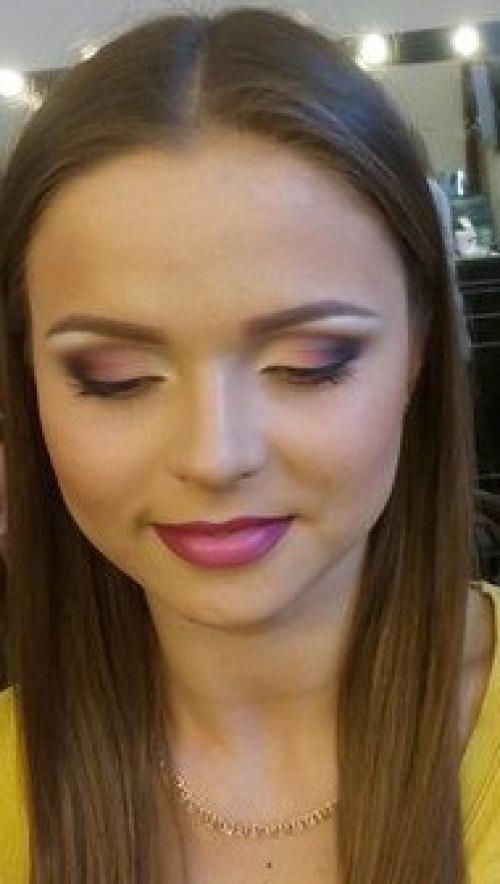 Я могу создать для вас неповторимый образ на любое торжество с помощью прически и макияжа с профессиональным подходом! 02