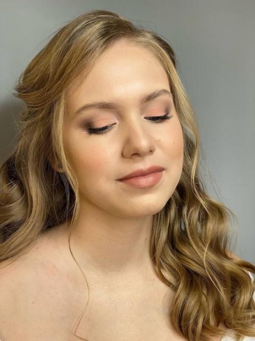 Продолжаем разговор про то, как мы можем меняться при помощи макияжа и причёски. 02