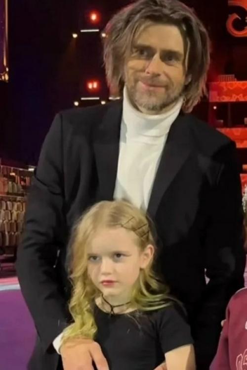 Семилетняя дочь Анастасии Заворотнюк с макияжем появилась на ледовом шоу с Петром Чернышевым. 02