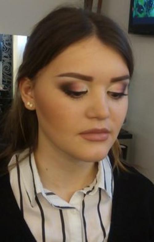 Я могу создать для вас неповторимый образ на любое торжество с помощью прически и макияжа с профессиональным подходом! 03