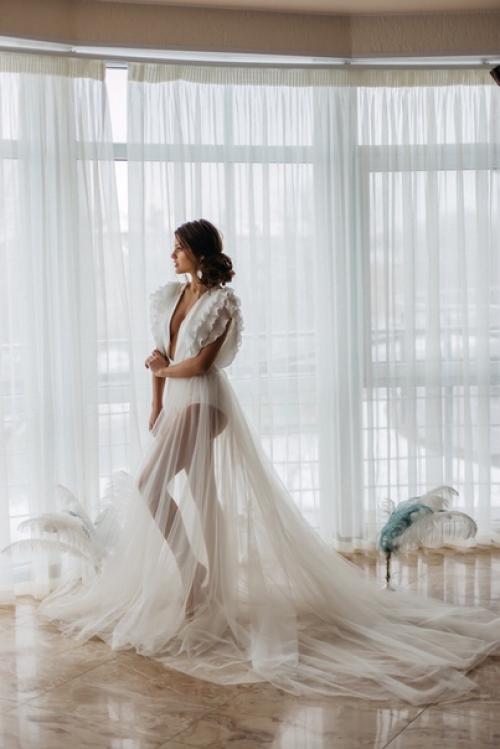 Образ невесты.  Важное значение имеют не только макияж и прическа, но и будуарный наряд, а в завершении свадебное платье. 01