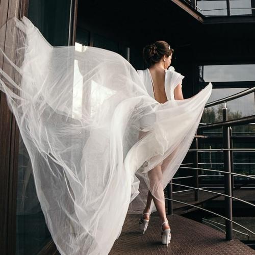 Образ невесты.  Важное значение имеют не только макияж и прическа, но и будуарный наряд, а в завершении свадебное платье. 04