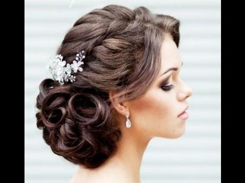 Молодая девушка перед большим зеркалом стоит. 01 Молодая девушка перед большим зеркалом стоит. 01