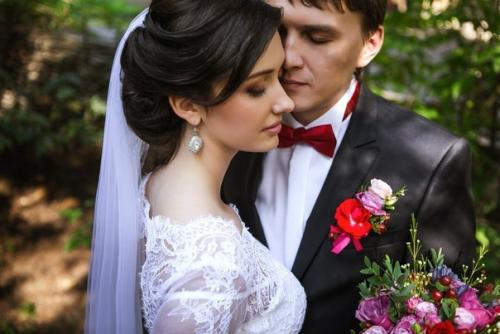 Стилист Лариса нейфельд будет рада создать для ваш образ к празднику. 04