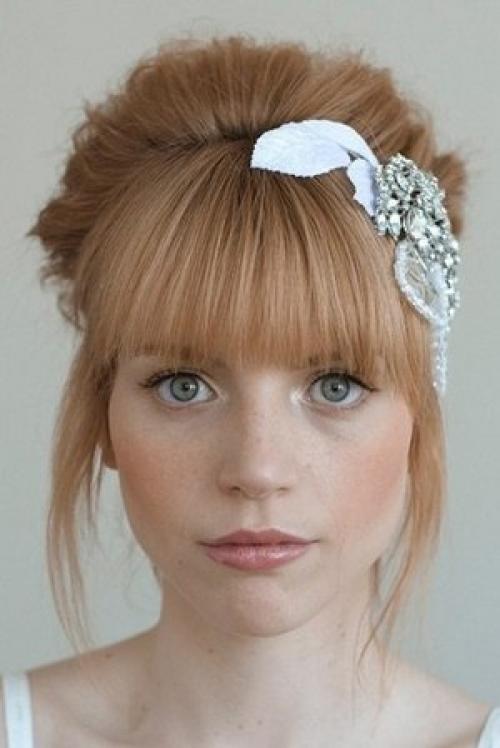 Макияж для брюнетки с челкой. Свадебные прически с челкой.